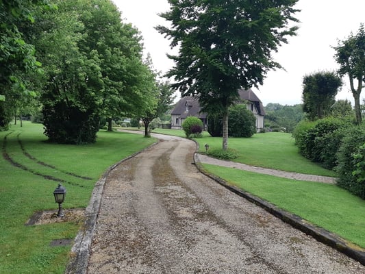 eine eben so imposante Vorfahrt und ein schönes Haus!