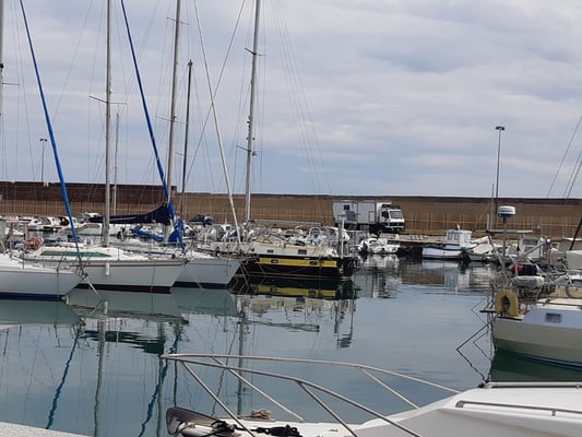 im Hintergrund sieht man auch ein "Schiff" der Marke "Mercedes Benz" ;-)