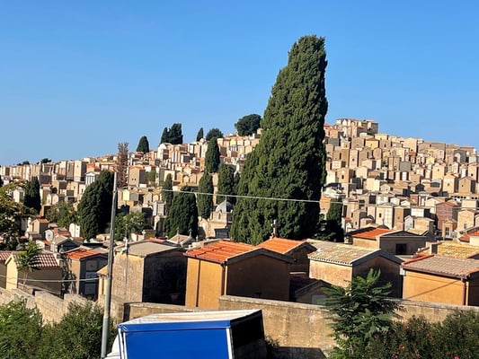 Die "stillen" Nachbarn von unserem Stellplatz - ein riesengrosser Friedhof, Italienischer Art natürlich