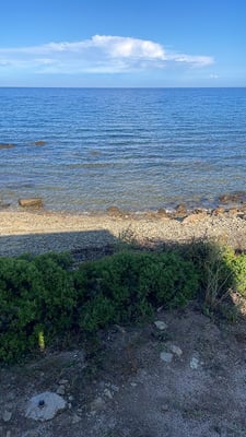 kaum 10 m stehen wir vom Meer entfernt - das schreit nach einem Bad am Morgen ... mal sehen.