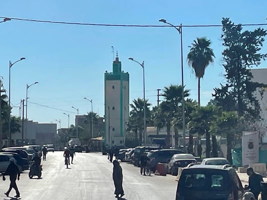 natürlich mit einer Moschee mit Minaret