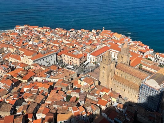 die historische Altstadt von Cefalù, mit dem Dom vorne rechts