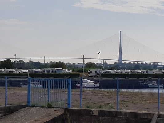 gleich auf der anderen Seite des Kanals: der offizielle Stellplatz mit mehr als 200 Plätzen ...