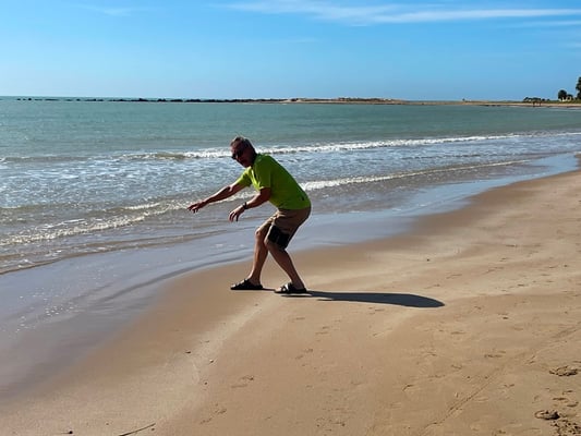 flacher Einstieg ins Wasser - es ist aber wegen dem Wind doch etwas kühl, trotz strahlendem Sonnenschein