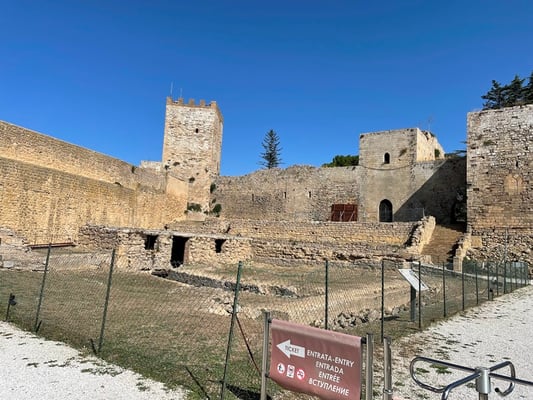 ursprünglich der Rückzugsort für die Stadtbewohner bei Angriff von Feinden auf den Felsen