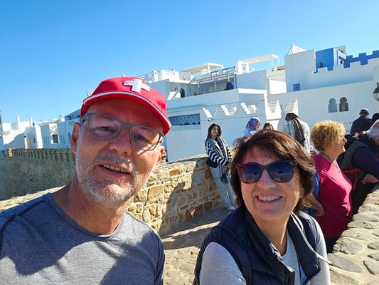 zwei Touris auf der Stadtmauer