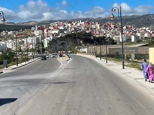 vor allem gibt es bei uns nicht so schöne Strassenlaternen ;-)