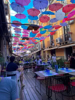 wir kehren wieder in die kleinen Gassen mit der Regenschirmdeko.