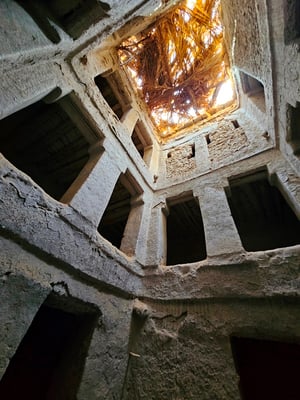 ein ehemaliges Wohnhause, in diesem Fall das von Abdullas Grossvater. Er hatte zwei Frauen und jede hatte ihre Etage