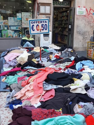 danach flanieren wir noch durch den täglichen Markt auf der Piazza Carlo Alberto. Auch hier gibt es Wühltische ...