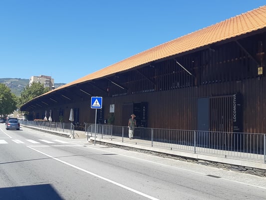 der ehemalige Güterschuppen wurde ausgebaut und beherbergt mehrere Weinhändler und ein Restaurant