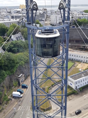 die beiden Kabinen sind übereinander an eigenen Seilen aufgehängt