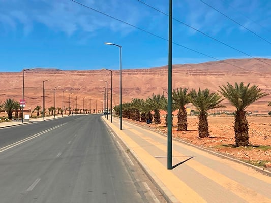 die Ausfahrtsstrasse aus Errachidia ist schön ausgebaut