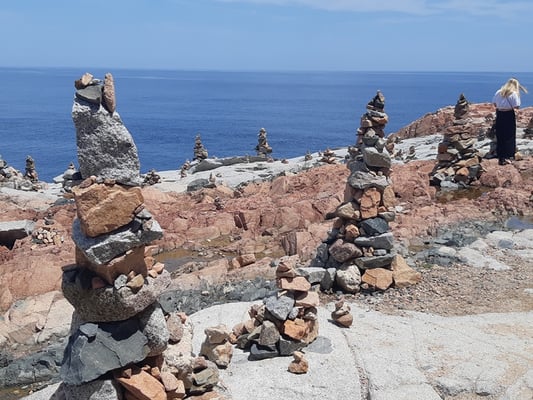 ein Feld mit vielen Steinmandli