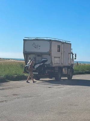 wir verlassen den Parkplatz am Strand von Porto Empedocle ...
