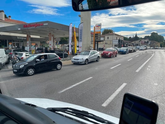 an einigen Tankstellen stehen die Autos lange an für Benzin