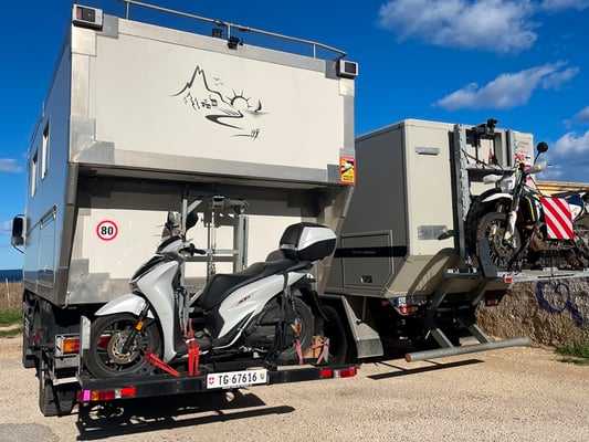 ... und finden die Krümel-Crew hinter dem Friedhof von San Vito lo Capo