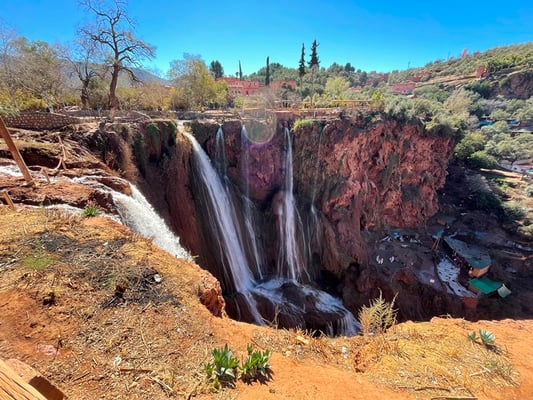 zwar stürzen die "Wassermassen" fast 100 m in die Tiefe