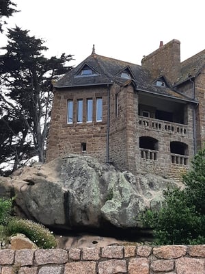 direkt auf den Granitfelsen gebaut