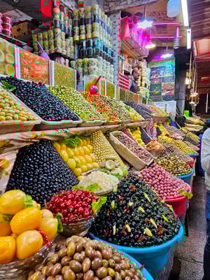 im "Marché couvert" wird das Maximum aus dem beschränkten Platz herausgeholt