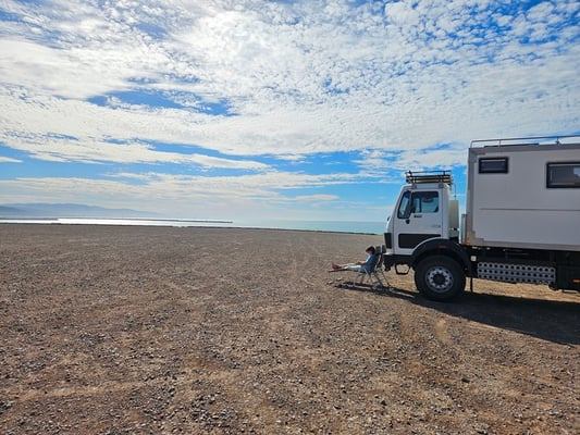 auf den grossen Parkplatz oberhalb vom Strand