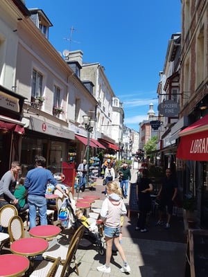 die Fussgängerzone mit vielen Beizen