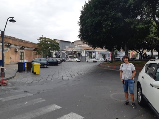 ein Kreisverkehr wird rundherum als Park- und Abstellplatz genutzt