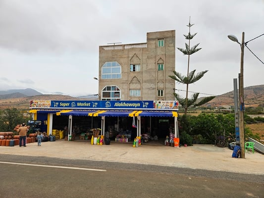 bei diesem "grösseren" Supermarkt kaufen wir noch etwas ein