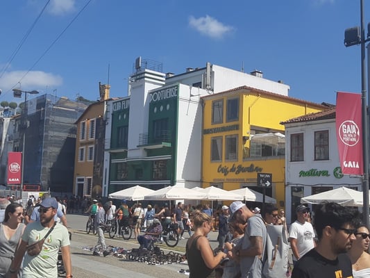 viele farbige Häuser