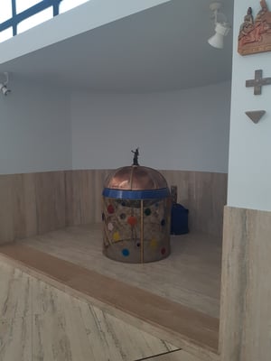 das Taufbecken befindet sich in einer Art Erker - modern, spannend