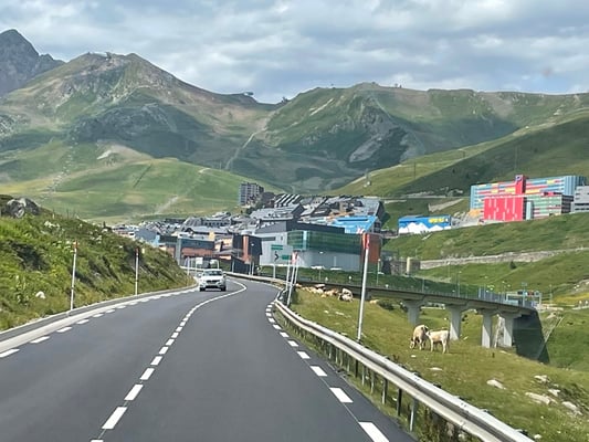 auch hier gibt es Skiorte, welche im Sommer nur grauenhaft aussehen