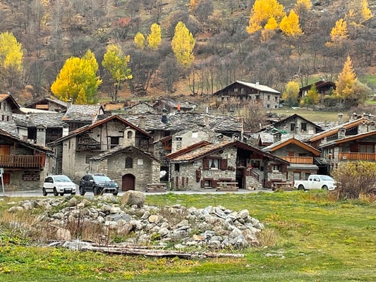 Die meisten Häuser der wenigen Dörfer in den Alpen sind aus Stein gebaut - irgendwie schön!