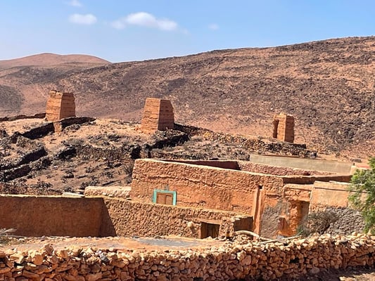 seltsame Gebäude am Wegrand