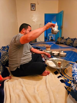 Driss zelebriert die Tee-Zeremonie