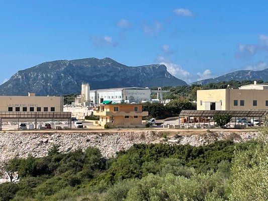 die Fabrik sehen wir nur von weitem - schade, die hätten wir gerne besichtigt