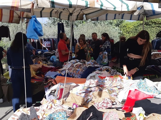 noch mehr Wühltische ...