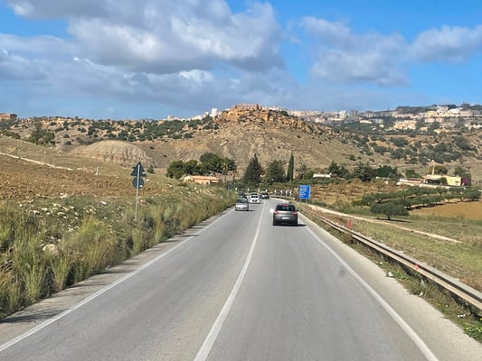 bei der Anfahrt auf Agrigent sehen wir bereits die ersten Tempel
