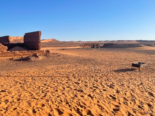 wir sind froh, als wir an einer Auberge (Dinosaur Kem Kem) vorbeikommen