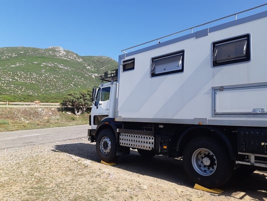 an unserem Stellplatz in San Nicolo, zwar an der Strasse ...