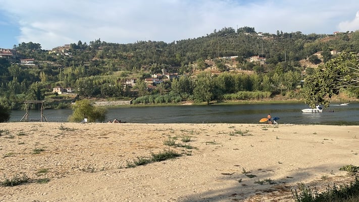 die grosse Fläche ist für Sport gedacht, aber das macht bei diesen Temperaturen kaum jemand.