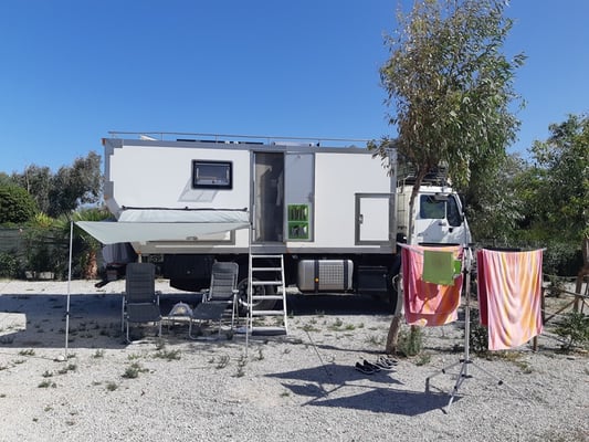 zum ersten Mal haben wir das Sonnendach und die Campingstühle ausgepackt und auch Piccolo darf vom Lift herunter