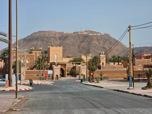 das Hotel Tinsouline von Aussen