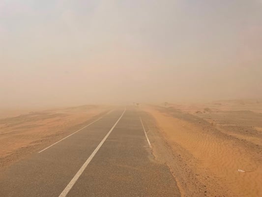 kaum sind wir unterwegs kommt der Sandsturm wieder und die Sicht wird schlecht