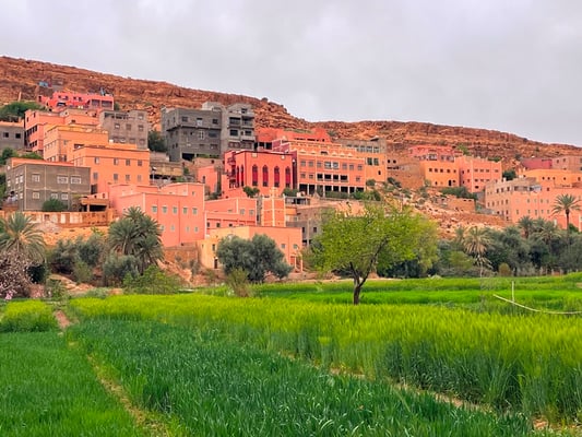 am Fels klebt ein Teil des Ortes, mehrheitlich anscheinend nicht mehr bewohnt
