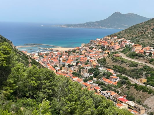 der Ort Buggeru ist eingekesselt in ein Tal ...