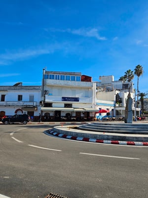 und gleich beim grossen Kreisel die ersten Restaurants