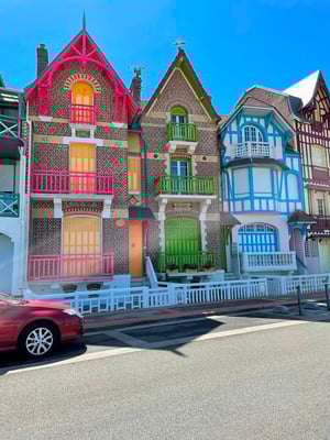 Teilweise hat jedes Haus eine andere bunte (!) Farbe - schön, dass nicht alles grau ist.