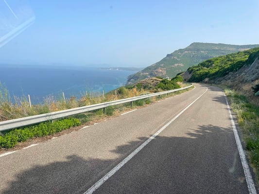 direkt dem Meer entlang ...