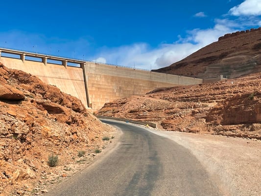 hier der Grund, weshalb der Flusslauf leer ist: ein gewaltiger Staudamm soll das Wasser kontrollieren