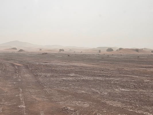 kurz vor der Abfahrt geht es aber wieder los: viel Wind, schlechte Sicht, Sand in der Luft ...